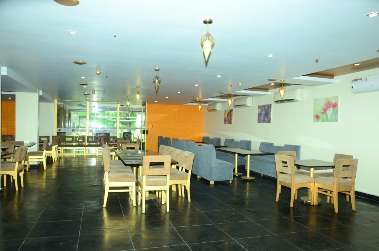 Blossoms Room The Plaza-Luxury Collection- Lakdikapul Hyderabad Exteriör bild